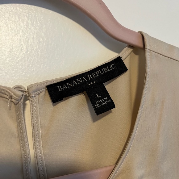 Two (2) Banana republic shell tops snow day & oyster pearl large - Picture 8 of 11